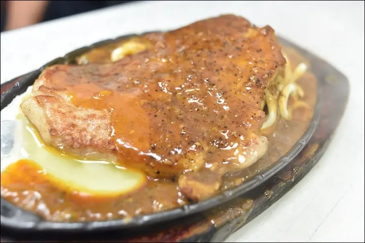 《五股排隊美食》張家牛排~內用外帶分二排，排隊人潮跟板橋大庭有得拼的五股在地平價牛排，想吃建議早點來才不用排！