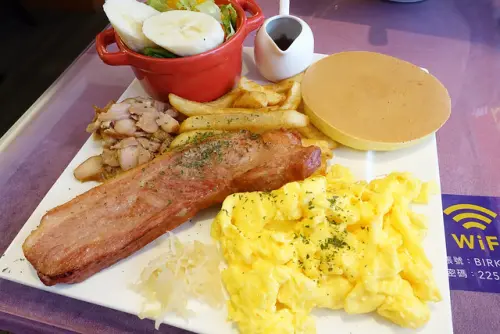 【食記】板橋新埔站。栢金 BIRKING-Waffle.Brunch.Bistro早午餐~超大份量好滿足