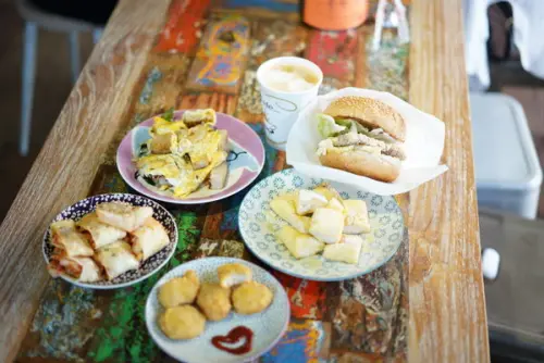 新豐 松林國小對面 漢堡森林早午餐 彩虹餐桌與可愛餐盤 餐點實在又好吃!
