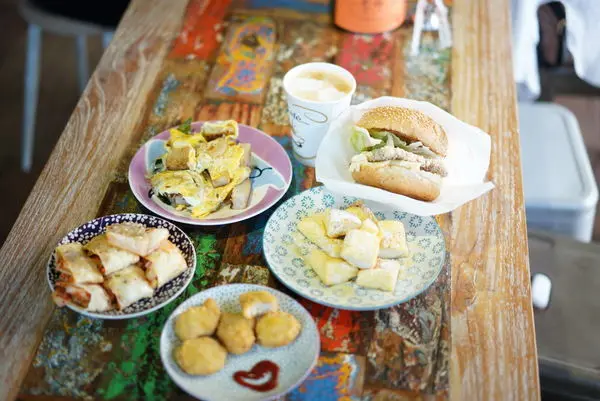 新豐 松林國小對面 漢堡森林早午餐 彩虹餐桌與可愛餐盤 餐點實在又好吃!