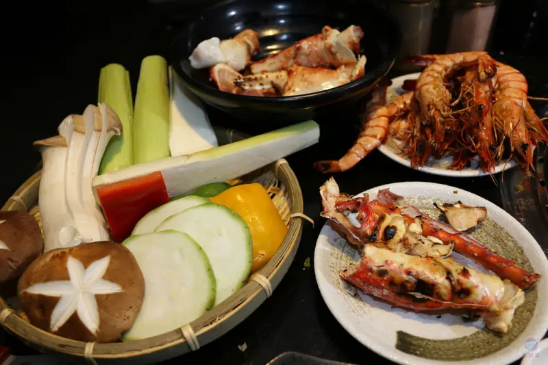 燒烤吃到飽推薦 帝一頂級燒烤帝王蟹海鮮 達人幫你燒烤 動口不動手 內湖內科美食 桌邊服務 輕鬆享受高品質烤物 啤酒飲料盡情暢飲(月月優惠驚喜活動)[鑫.食記]