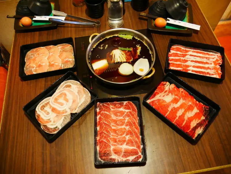 【Angelas日嚐】又到了吃鍋的季節，冬季必吃的壽喜燒，桃園龜山美食，林口長庚周邊美食【花田牧場壽喜燒風味鍋】