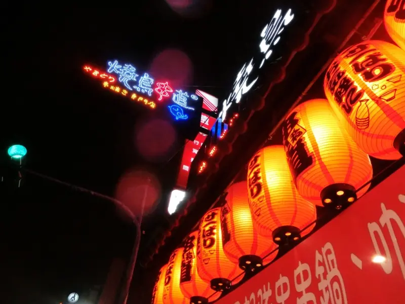 [美食]深夜食堂！半夜時刻也別想阻攔我的胃「燒鳥串燒」一串接一串 人客啊 不要再吃了！柴魚伴醬飯免費吃到飽