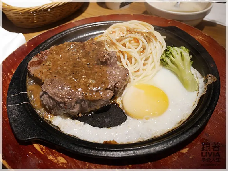 美食。餐廳│台北大安區 忠孝復興捷運站 人从众厚切牛排館(大安店) 台北車站牛排/忠孝復興牛排/東區牛排/平價牛排/東區吃到飽 ❤跟著Livia享受人生❤