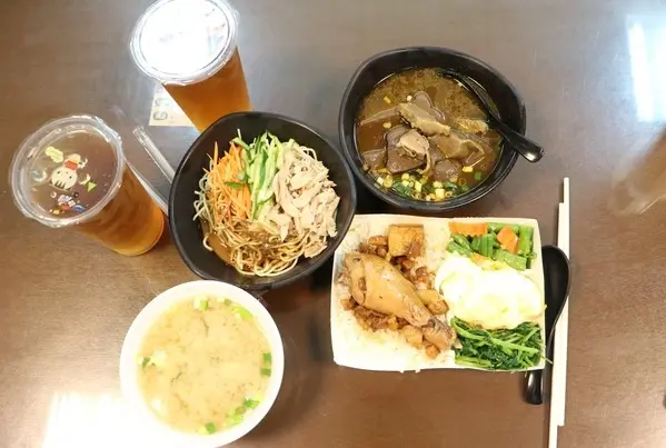 高雄 鳳山。辛酸涼麵 麻辣鴨血，五斗米滷肉飯 x 來自台東的好滋味
