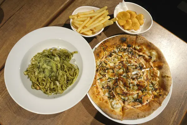 Napolis pizza‧日式年糕掉進明太子披薩裡啦!!!甜點有混搭風的炸麵包沾抹茶冰淇淋~