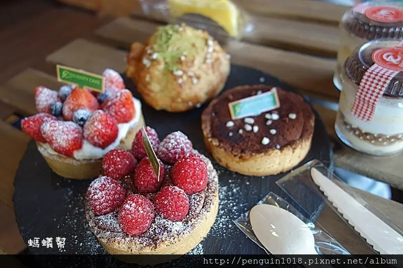 【彰化員林】柒拾蛋糕；超可愛木片湯匙吃蛋糕！隱密版超人氣甜點，季節限定草莓塔、招牌泡芙、生乳捲，只有老闆娘一人製作美味蛋糕，低調訂購就好~