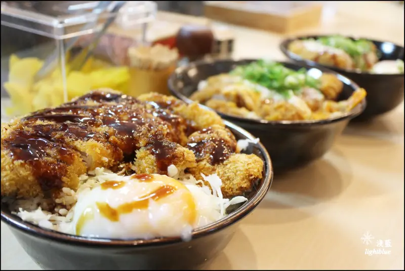 [ 世貿101站．Neo19美食 ] 淺藍 × 吉兵衛台北信義店～12月新開幕神戶活丼，日式原味+吉兵衛特製+韓式辣味三種豬排丼全評比