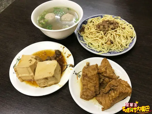 台中西區美食早午餐炒麵》珍品小吃菜單價位大公開！一吃就難忘的湯頭濃郁鬆軟綿密芋頭米粉～台中模範街必吃美食小吃餐廳推薦。