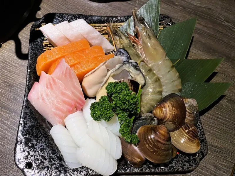 【台中 火鍋】BRASS HANA 銅錵和牛海鮮鍋物，南公益路的豪華區火鍋，貼心包廂設計還有專人服務超讚！