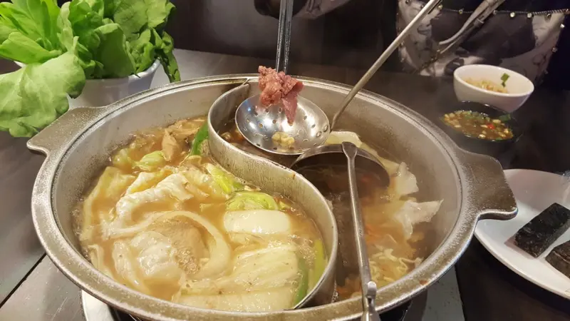 食尚期貨小咪♥【新北板橋區。赤哥汕頭火鍋-享用溫體牛肉的美味｜板橋好吃火鍋推薦自助式特製沙茶醬好好吃、板橋火車站捷運站高鐵站附近美食推薦、板橋哪裡有好吃的火鍋?】