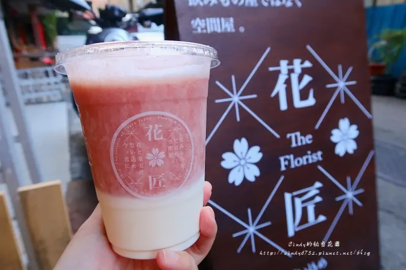 【台中西區】花匠 The Florist📌 繽紛美麗的拍照花牆,還有美美漸層的現打果汁+優酪乳,IG拍照新熱點!12/6前買一送一!