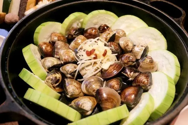 海霸王多角化經營_西門打狗霸鍋物_季節限定!!剝皮辣椒風味鍋&蒜香蛤蜊雞湯鍋熱情登場