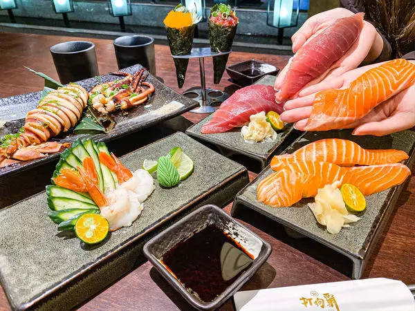 (台北西門站)打狗霸昆明店 現點現做日式料理 霸王級握壽司 超巨大size 手卷 刺身 鮮甜美味 西門町必吃
