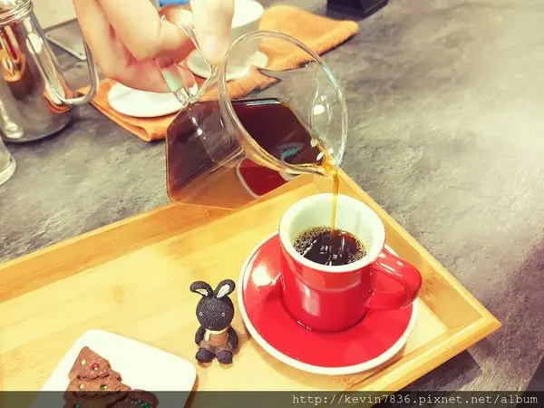 熊喝咖啡~~每杯咖啡都有獨特好喝迷人的驚喜感,甜點從磅蛋糕.橙片.以及甜點控愛的甜而不膩馬卡龍,讓人就想窩在熊喝咖啡呀!