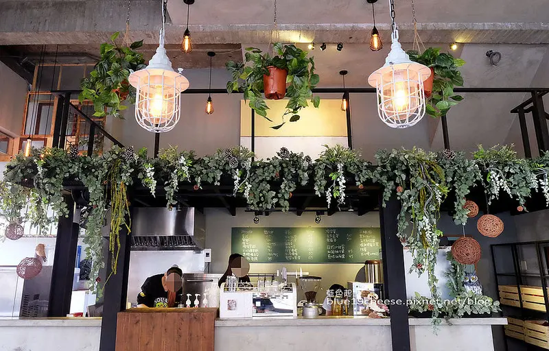 【台中南屯】下町咖啡屋-日系風外觀.舊窗框搭垂墜式植物裡藏有貓頭鷹.木質簡約又帶點個性.咖啡冷泡茶飲.沙拉盒三明治.以外帶式為主