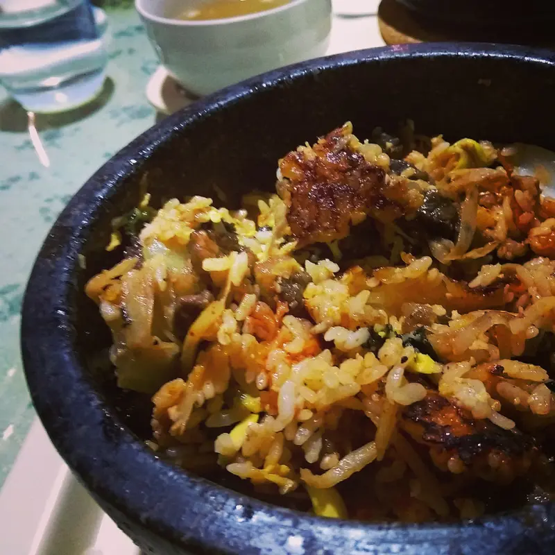 【吃貨日記】文山區 ▌景美女中對面的 時尚 咖啡。簡餐。花茶 石鍋拌飯超正點！等一個人咖啡旁也有好吃拌飯
