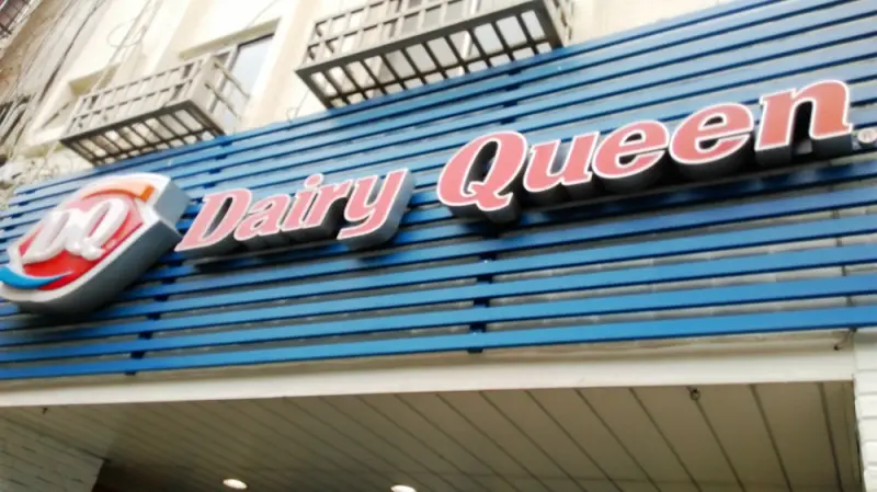 【吃貨日記】天母 ▌Daily Queen 好好吃的濃郁冰淇淋　我愛草莓香蕉冰風暴　
