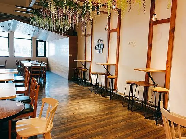 【路易莎土城中央直營店】網美特色店~捷運土城店 網美咖啡店/輕食/wifi/插頭