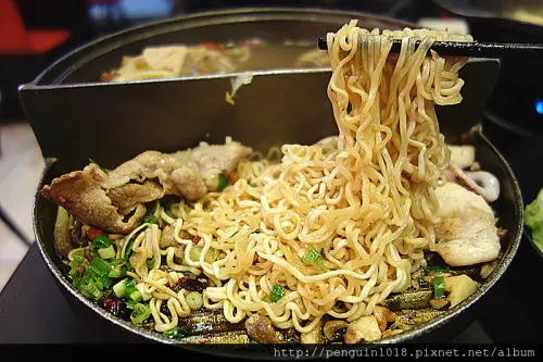 【彰化花壇】天香皇品(花壇店)；火烤兩吃火鍋，兩種吃法同持滿足！創意版吃法，烤肉還能一同炒麵！自創特色小火鍋品牌。