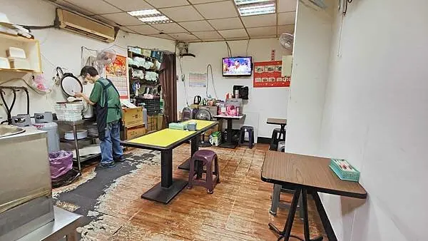 【板橋美食】無名魯肉飯 雞魯飯-配菜給超大爆量！用餐時間超多人潮小吃店～！