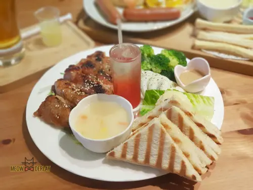 板橋美食『Ona.Rina Icing歐娜。瑞娜早午餐』｜P M E& Wilton 蛋糕裝飾認證教室｜飽到嫑嫑的早午餐｜cp值超高｜煙燻鮭魚班尼迪克｜歐娜招牌烤雞腿