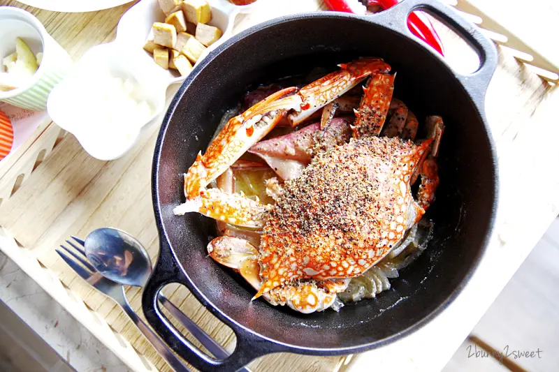 [海景餐廳。宜蘭] 海洋書房～巷弄民宅裡的餐廳藏著無敵海景還有超美味奶油螃蟹鑄鐵鍋｜蘇澳美食｜南方澳美食