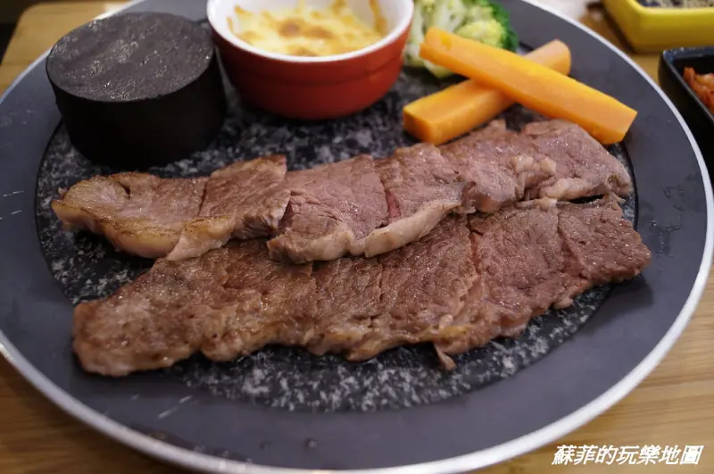 《捷運新店區公所站美食》燒燒 石燒牛排 黃金雞腿肉丼飯 燒出意想不到的好味道 滋滋作響的牛排在呼喚 還不來嗎? 