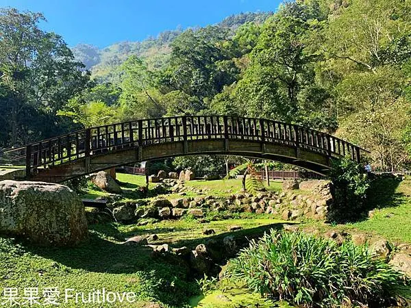 位於海拔近１０００公尺嘉義縣竹崎、梅山兩鄉交界處  有一個免門票就可以欣賞台灣中海拔溪谷地形的最棒的地點，全程大約１－２個小時，輕鬆就可以享受芬多精　圓潭自然生態園　親子寵物友善　毛孩不限大小　最少牽