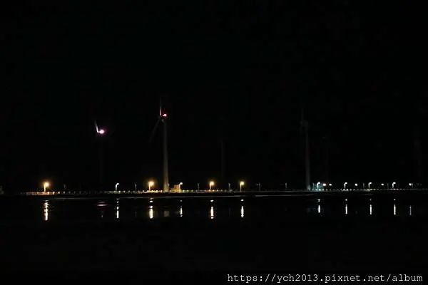 台中清水景點／夜遊高美溼地公園步道／高美雙曲景觀橋｜沙鹿望景咖啡賞夜景