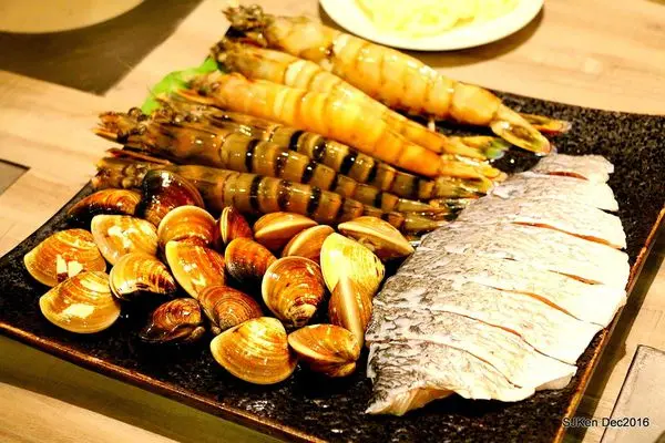 (台北松山火鍋 / 三冰九鍋/ 食尚玩家)「三冰九鍋」 --- 多款海陸頂級鍋物湯鮮味美，12種深海蝦、澳洲雪花和牛、紐西蘭小羔羊頂級鮮品暖心登場!