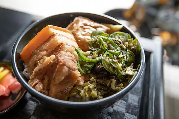 花蓮在地好夥伴 - 每一口都要用特製辣椒配好配滿的滷大夫新城爌肉飯