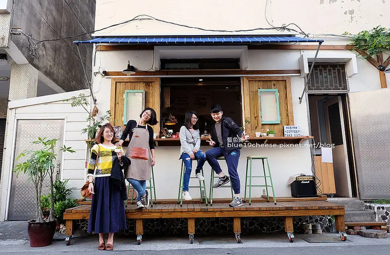【彰化員林】魚蕾12號-好拍IG夯點.手作咖啡蛋糕甜點.還有不定期的隱藏版.鯛魚燒必吃.老闆娘開朗好聊.店狗黑桃.只有半開放式戶外座位喔!