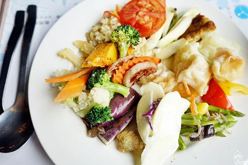 『台中。北屯區』 陶然左岸健康蔬食 當季鮮蔬百匯吃到飽餐廳/蔬食並不等於素食，吃健康養生也要均衡營養更需要兼顧美味。嚴選台灣小農生產的在地鮮蔬食材，強調食物原味、健康、清新、自然的創意蔬食料理吃到飽。