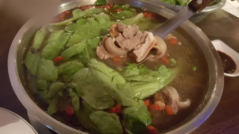 食尚期貨小咪 ♥ 【板橋區好吃羊肉爐火鍋推薦○糊塗羊肉爐 (新海路店)｜全羊料理 老字號 超好吃炒羊肉  價格微高但羊肉湯頭極好喝 不可放過的板橋在地美食】