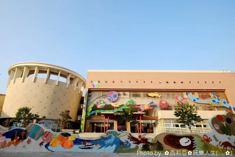 【台中。太平區】激推！利用童話故事結合在地特色構築出一所彩色夢幻校園的『新光國小』，在這裡處處有驚喜，絕對值得旅人一探究竟喔！