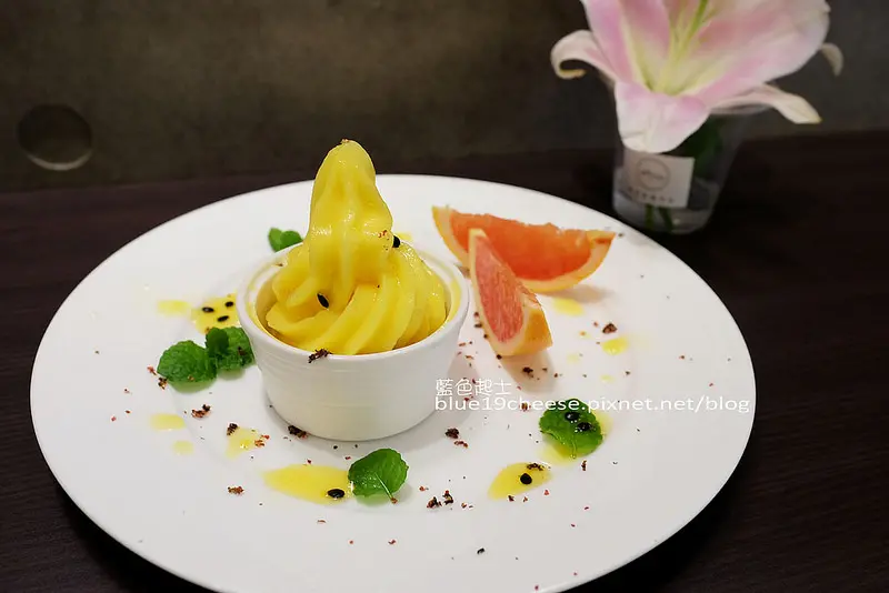 【台中西區】Shimizu霜淇淋專門店-台北小涼院技術合作店家.裝潢簡單小清新.冰淇淋當法式料理擺盤.有著美感的冰淇淋.幸福商行對面巷子.鴨片館餐廳隔壁.近國美館