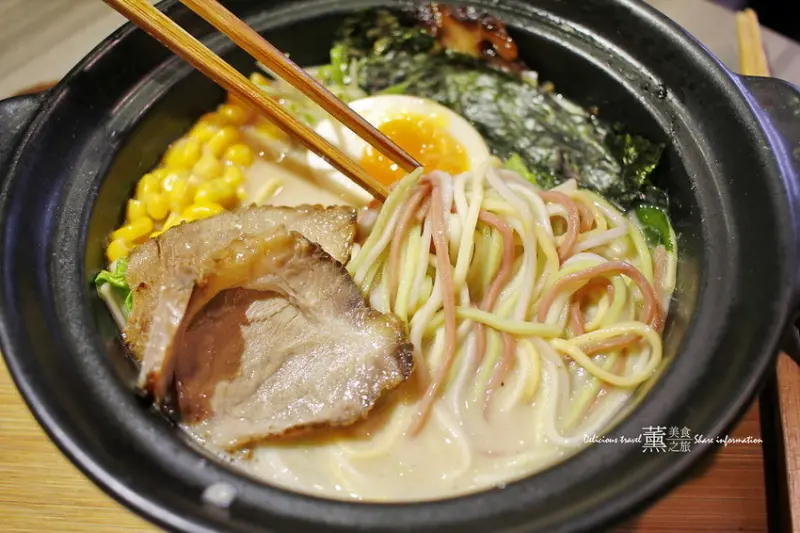 台中勤美誠品綠園道美食-信川屋博多豚骨拉麵│平價好吃拉麵每1碗$130↑，推薦必點→雞白湯(超好喝)、七彩麵(Q彈麵香)