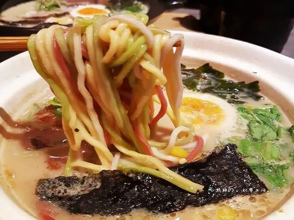 【台中】用天然的食材★手工製作好吃的美食★湯頭濃郁麵條Q彈★七彩拉麵更是吸引客人目光★信川屋豚骨拉麵店