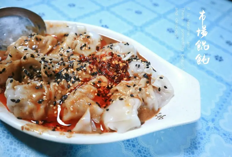 桃園龍潭 | 市場餛飩，隱身於市場之中的在地人氣早餐，必點肉羹湯、紅油抄手 /食尚玩家 /龍潭大池 ▲女子的休假計劃▼