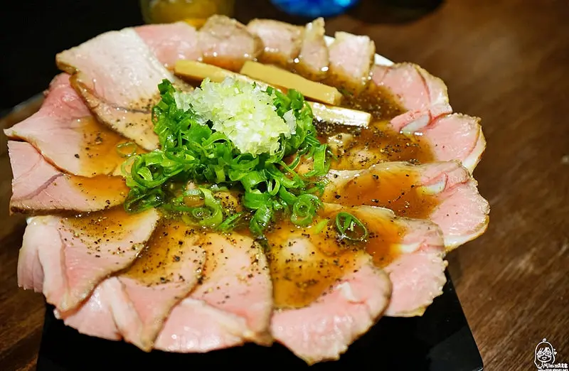 『新竹。北區』 麵屋浩Hiroshi-新竹第一名拉麵 熬煮六小時濃稠醇厚豚骨湯頭 純日本味肉慾系叉燒拉麵必吃 /低溫調理 少油里肌叉燒肉 粉嫩又多汁/叉燒小盤超划算，平價超值必點。 