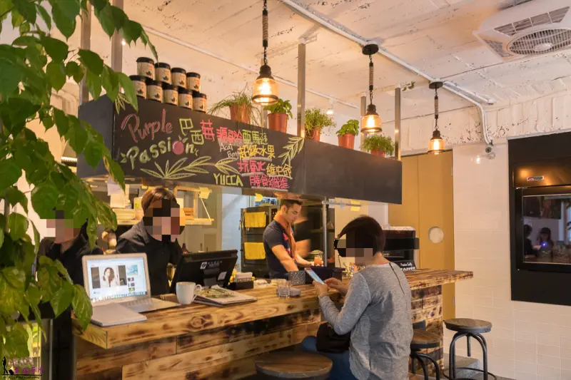 台北Yucca Cafe --藝人法比歐與費丹尼的店，融合了巴西熱情與法國浪漫的咖啡小館，隱身在台北東區的巷弄之間