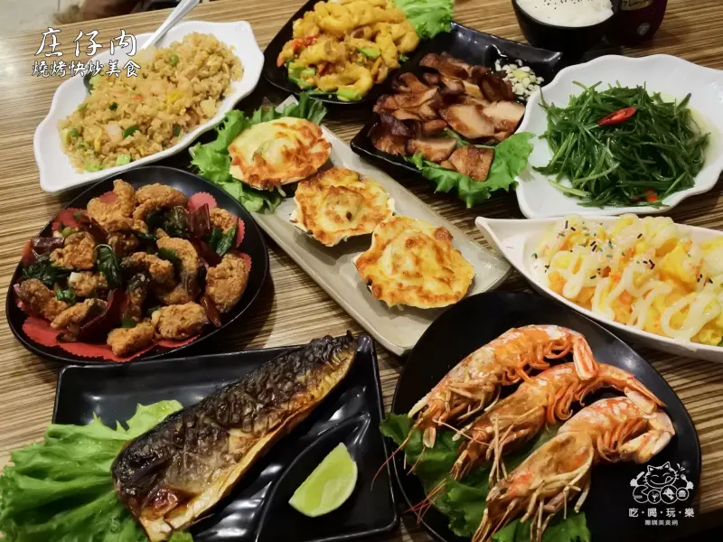 《美食推薦》【桃園】庄仔內燒烤快炒美食。桃園中正觀光夜市商圈美食 宵夜美食餐廳 特色平價燒烤熱炒 超推蝦仁炒飯 香炸紅醩鰻 烤松阪豬肉 烤天使紅蝦 麻油水蓮菜 桃園必吃美食推薦