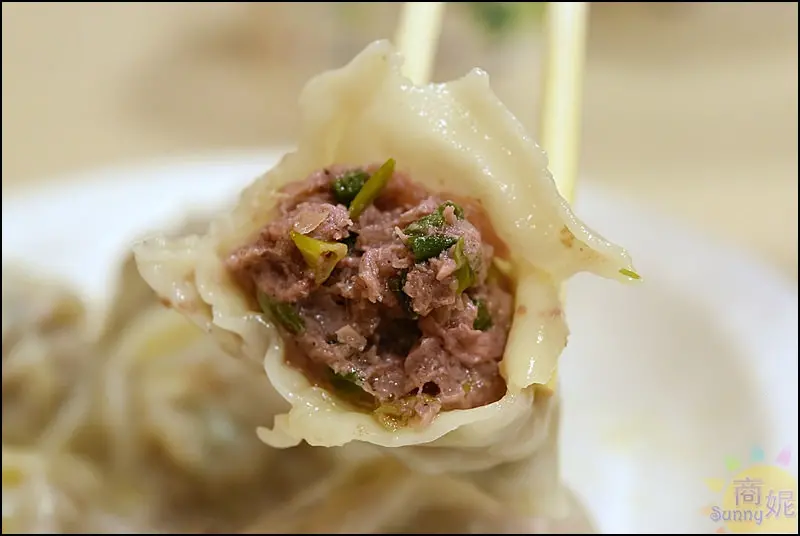 台中湯包級大水餃。創意口味手工現包皮薄餡多還有包入高湯凍非常驚豔。OH霸手工大水餃@sunny吃喝遊樂