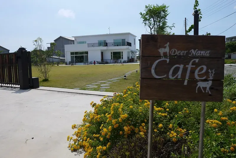 。新竹美食。Deer Nana Cafe‧微風中的綠色大草皮