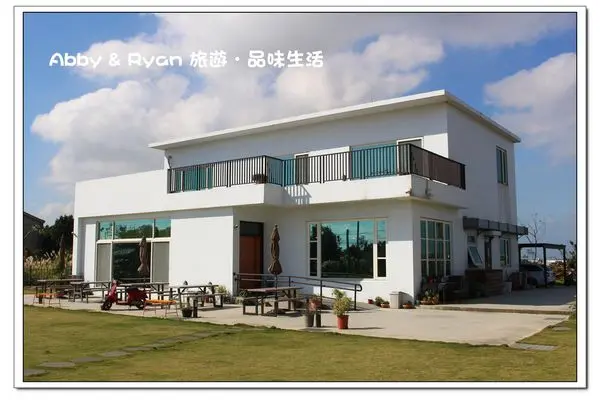 【新竹景點．新豐】Deer Nana cafe~手工甜點/咖啡/披薩．超大片的戶外草皮很適合溜小孩及毛小孩哦！新竹一日遊/新竹推薦景觀餐廳/新豐寵物友善景觀餐廳/寵物友善餐廳〈附MENU〉