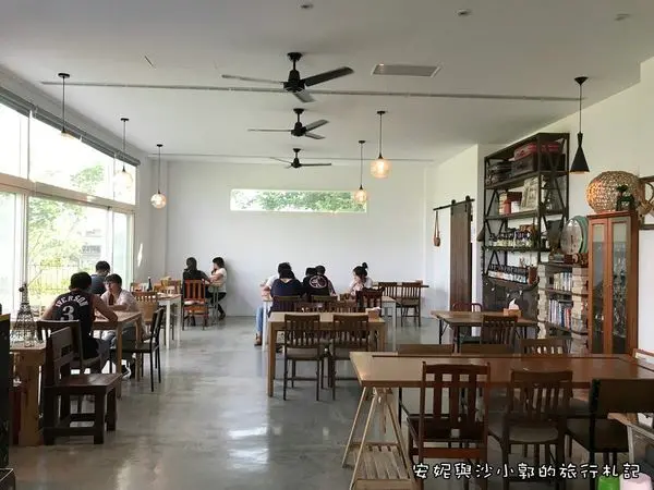 【新竹寵物餐廳】新豐玻璃屋咖啡廳Deer Nana Cafe  大片草皮超好拍  友善寵物餐廳