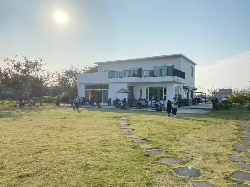 【新竹新豐-Deer Nana Cafe】有大草皮的寵物友善餐廳／咖啡田野景觀餐廳