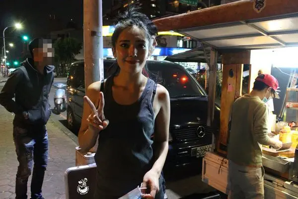 【台中西區。美食】鮑記美式蔥油餅 // 陽光樂觀的老闆娘，有台中林熙蕾之稱，讓人戀愛的蔥油餅！