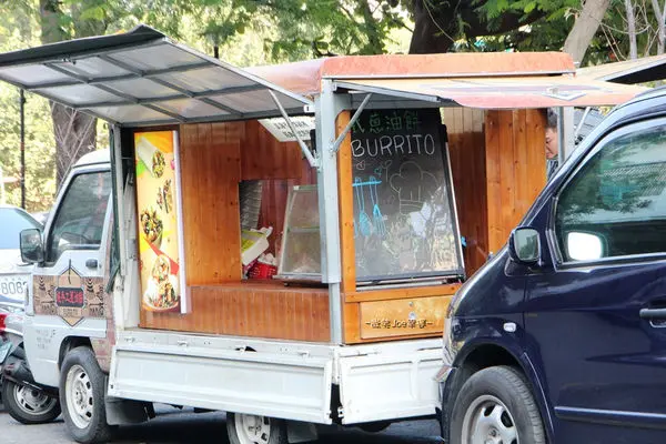 鮑記純手工蔥油餅 BURRITO，捲餅美味，還有一位不放棄人生的亮麗老闆娘。